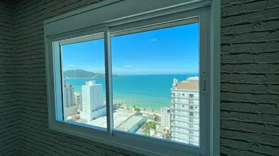 Uma vista do mar geral ou uma vista do mar a partir do apartamento