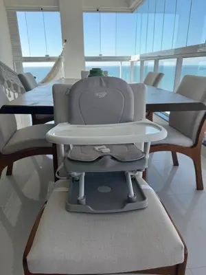 Uma área de estar em COBERTURA com belíssima vista para o mar e jacuzzi