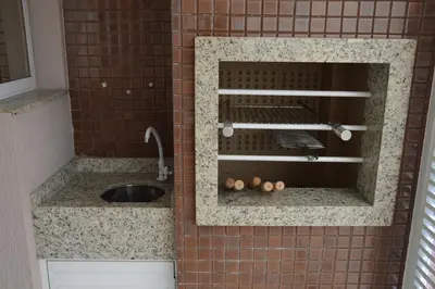 A planta de Belíssimo Apto 2 Suítes a 50 metros do mar em Bombinhas SC
