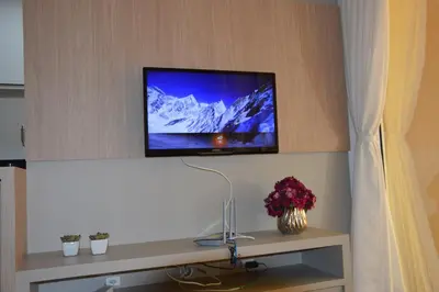 Uma televisão e/ou sistema de entretenimento em Belíssimo Apto 2 Suítes a 50 metros do mar em Bombinhas SC