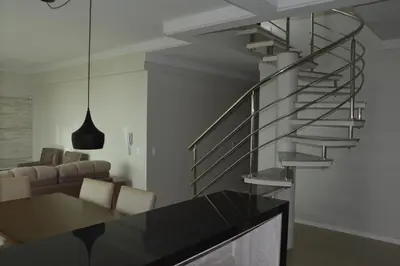 Uma área de estar em Belíssima cobertura duplex - De frente para o mar - Bombinhas-SC