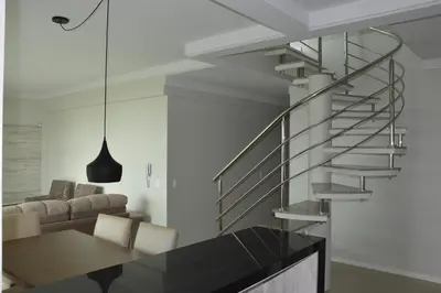 Uma área de estar em Belíssima cobertura duplex - De frente para o mar - Bombinhas-SC