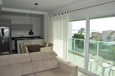 Uma área de estar em Belíssima cobertura duplex - De frente para o mar - Bombinhas-SC