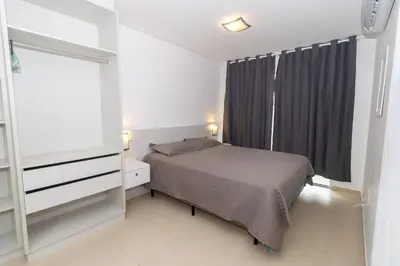 Uma cama ou camas num quarto em 215 - Apto confortável na praia de Bombas