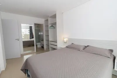 Uma cama ou camas num quarto em 215 - Apto confortável na praia de Bombas