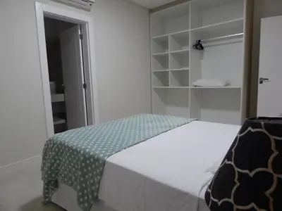 Uma cama ou camas num quarto em Apto. Novo e decorado.