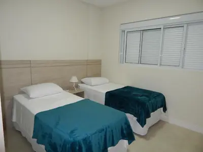 Uma cama ou camas num quarto em Apto. Novo e decorado.