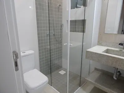 Uma casa de banho em Apto. Novo e decorado.