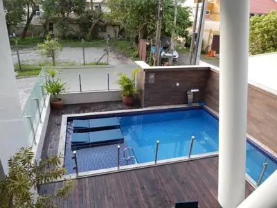 A piscina em ou perto de Apto. Novo e decorado.