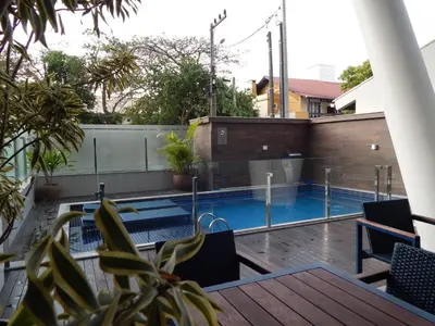 A piscina em ou perto de Apto. Novo e decorado.