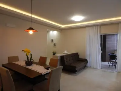 Uma área de estar em Apto. Novo e decorado.