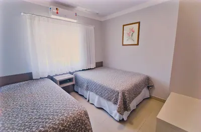 Uma cama ou camas num quarto em Baía dos Golfinhos