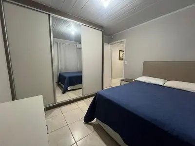 Uma cama ou camas num quarto em Casa de 03 dormitórios no centro de Bombinhas