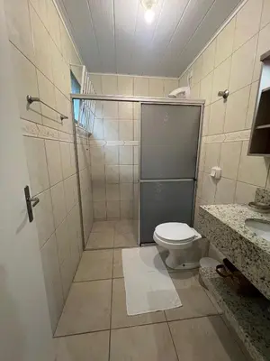 Uma casa de banho em Casa de 03 dormitórios no centro de Bombinhas