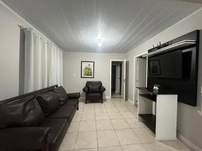 Uma televisão e/ou sistema de entretenimento em Casa de 03 dormitórios no centro de Bombinhas
