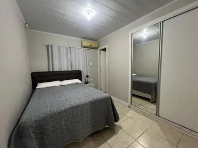 Uma cama ou camas num quarto em Casa de 03 dormitórios no centro de Bombinhas