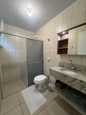 Uma casa de banho em Casa de 03 dormitórios no centro de Bombinhas