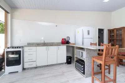 A cozinha ou kitchenette de CASA FRANK COM PISCINA EM MARISCAL