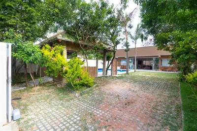 Um jardim no exterior de CASA FRANK COM PISCINA EM MARISCAL