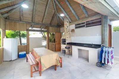 A cozinha ou kitchenette de CASA FRANK COM PISCINA EM MARISCAL