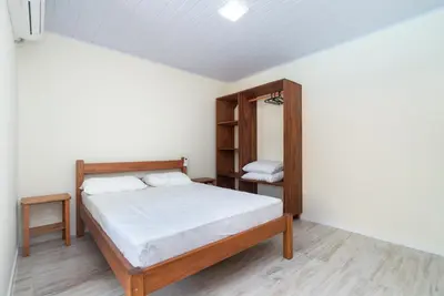 Uma cama ou camas num quarto em CASA FRANK COM PISCINA EM MARISCAL