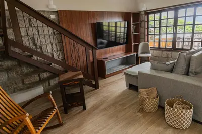 Uma área de estar em Casa Vista Mar com Ofurô - Condomínio com piscina