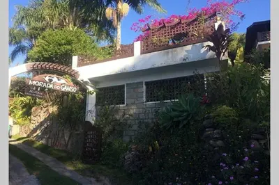Um jardim no exterior de 5. Cobertura com Vista Mar 360º Bombinhas