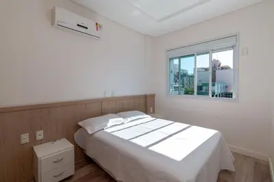 Uma cama ou camas num quarto em Aluguel Apartamento 3 quartos vista mar Bombas SC