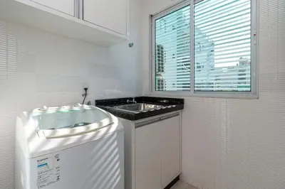 A cozinha ou kitchenette de Aluguel Apartamento 3 quartos vista mar Bombas SC