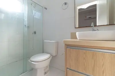 Uma casa de banho em Aluguel Apartamento 3 quartos vista mar Bombas SC