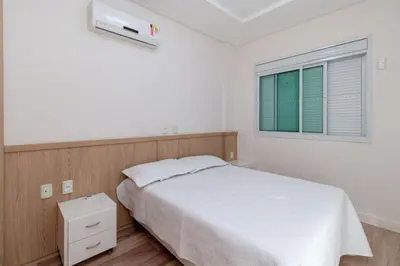 Uma cama ou camas num quarto em Aluguel Apartamento 3 quartos vista mar Bombas SC