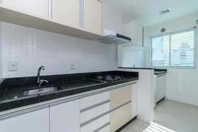 A cozinha ou kitchenette de Aluguel Apartamento 3 quartos vista mar Bombas SC