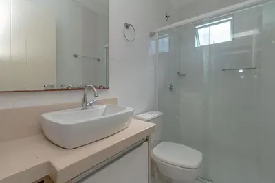 Uma casa de banho em Aluguel Apartamento 3 quartos vista mar Bombas SC