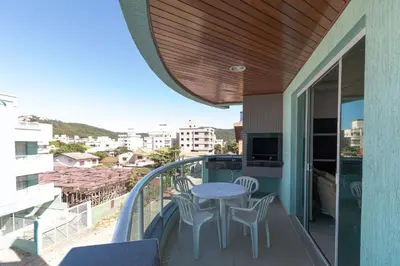Uma varanda ou terraço em Aluguel Apartamento 2 quartos vista mar Bombas/SC