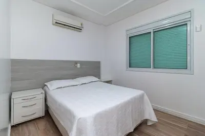 Uma cama ou camas num quarto em Aluguel Apartamento 2 quartos vista mar Bombas/SC