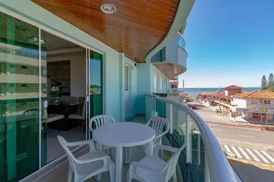 Uma varanda ou terraço em Aluguel Apartamento 2 quartos vista mar Bombas/SC