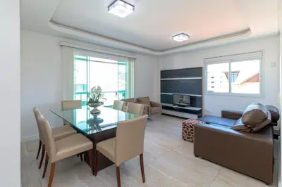 Uma televisão e/ou sistema de entretenimento em Aluguel Apartamento 2 quartos vista mar Bombas/SC