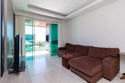 Uma televisão e/ou sistema de entretenimento em Aluguel Apartamento 3 quartos vista mar Bombas SC