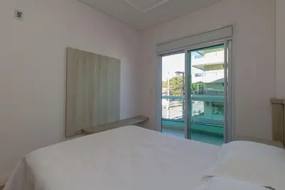 Uma cama ou camas num quarto em Aluguel Apartamento 3 quartos vista mar Bombas SC