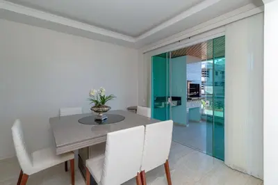 Uma televisão e/ou sistema de entretenimento em Aluguel Apartamento 3 quartos vista mar Bombas SC