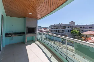 Uma varanda ou terraço em Aluguel Apartamento 3 quartos vista mar Bombas SC