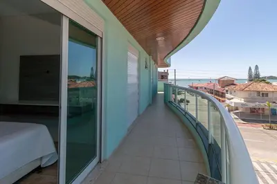 Uma varanda ou terraço em Aluguel Apartamento 3 quartos vista mar Bombas SC