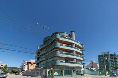 O edifício onde o apartamento está situado