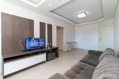Uma televisão e/ou sistema de entretenimento em Aluguel Apartamento 3 quartos vista mar Bombas SC