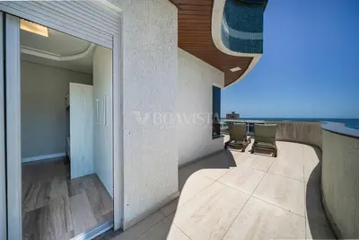Uma vista do mar geral ou uma vista do mar a partir do apartamento