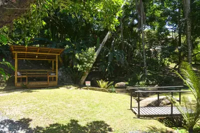 Um jardim no exterior de Pousada Sítio Olho D'Água
