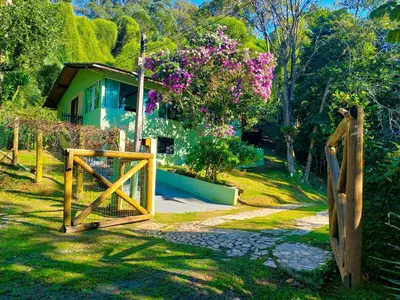 Um jardim no exterior de Pousada Sítio Olho D'Água