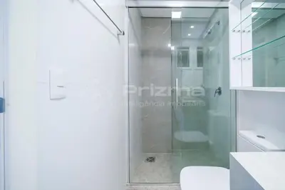 Uma casa de banho em Varandas 405 A · Apartamento em Condomínio de luxo frente ao mar .