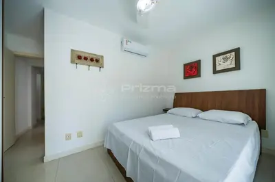 Uma cama ou camas num quarto em Garden Ville · Confortável apartamento na Praia de Bombas com ótima localização