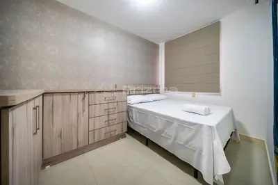 Uma cama ou camas num quarto em Garden Ville · Confortável apartamento na Praia de Bombas com ótima localização